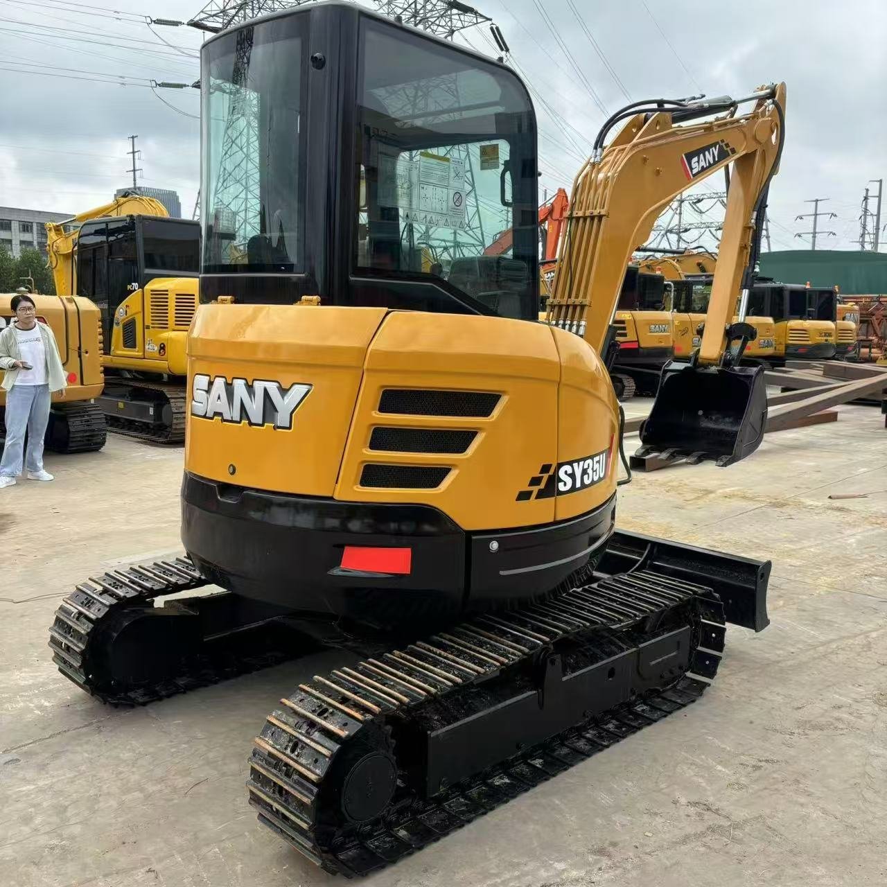 Using the excellent Sany 35u excavator